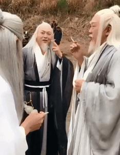 搞笑gif看到你这样我就放心了,搞笑gif这就是立了功走路的样子