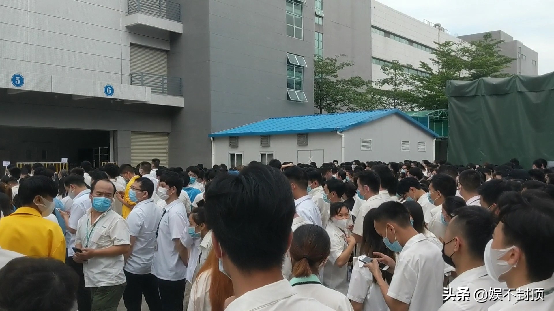 东莞27000人的电子厂,员工还上着班,全部都被叫出去集合了