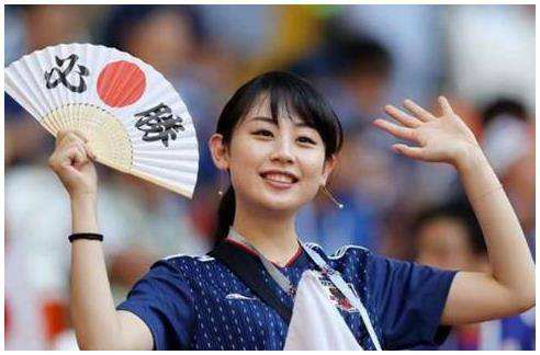 国足vs韩国韩国球迷的反应,国足比赛前球迷花式助威半岛晨报