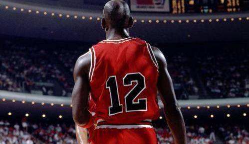 1995年乔丹复出换23号球衣视频,乔丹球衣被偷改穿12号砍下49分