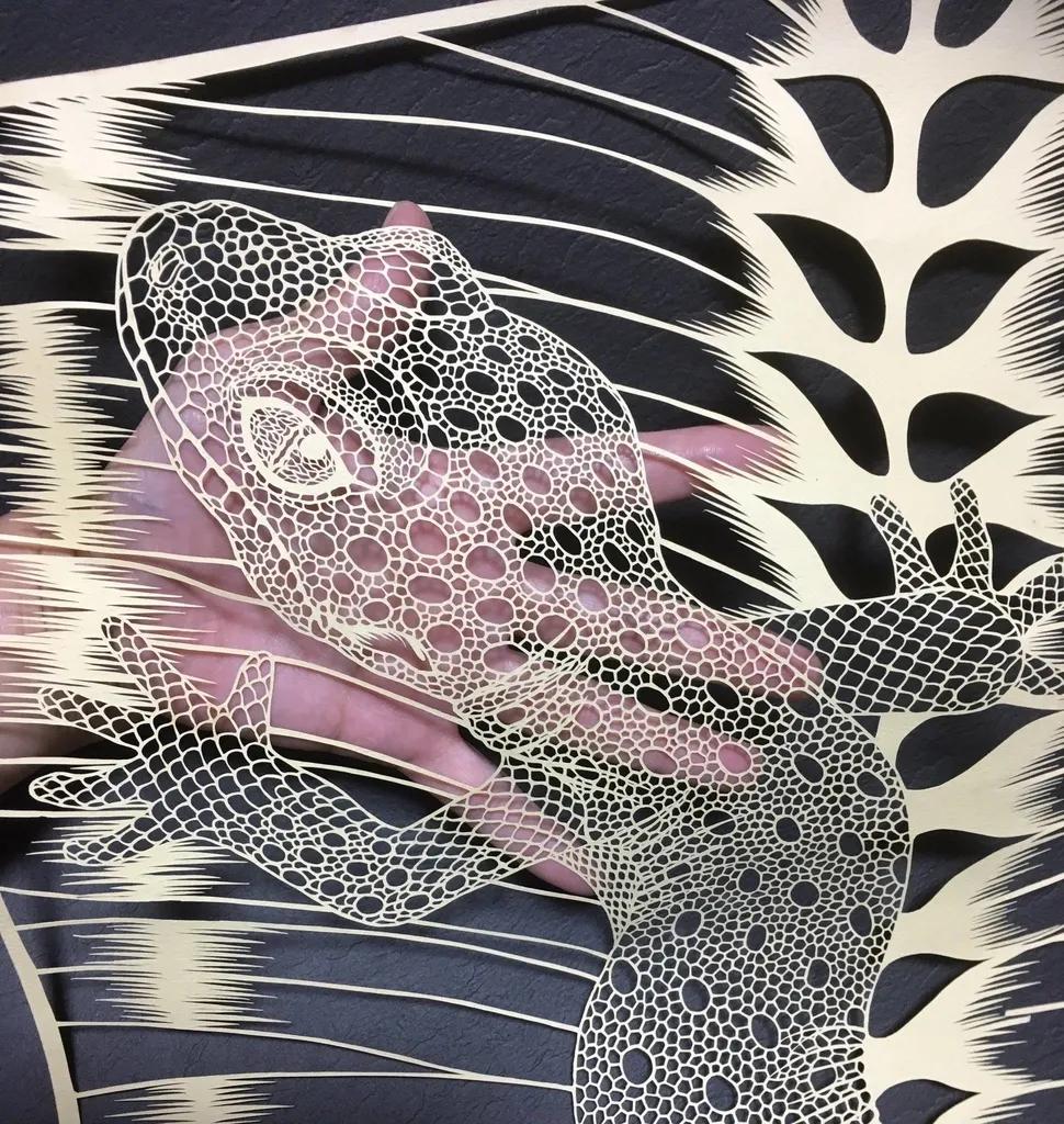 她被称为“刀王”，凭一把破刀，一张破纸，作品征服了全世界