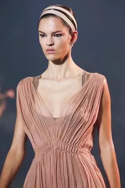 最热门的5款发型,2019年流行的女士发型