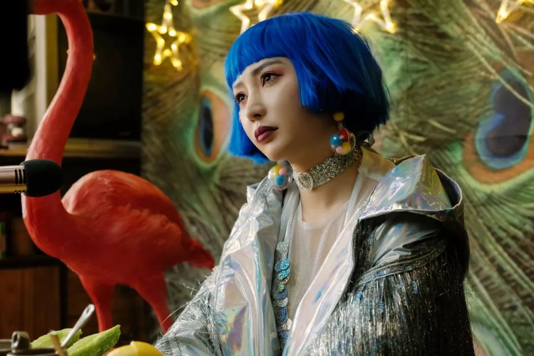 一个低胸性感女王,私底下想活得更严肃和朴素