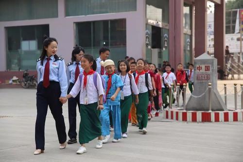 中国西南边贸热闹多,外国人流行讲汉语、用人民币、留学中国。