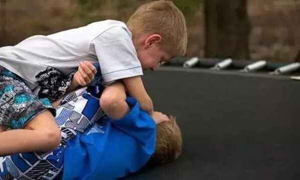 家长问孩子被打了怎么回复,如果你孩子被打了你怎么教她还手