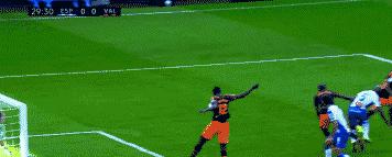 武磊高举双手抗议！禁区内倒地被裁判直接无视连VAR都不看