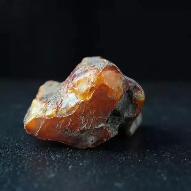 一刀穷两刀富原石,一刀穷一刀富翡翠原石开出帝王绿