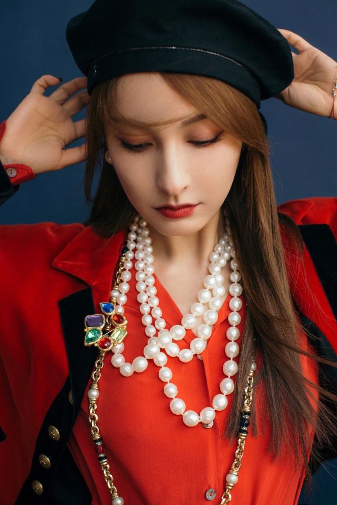 吴昕红色复古装,吴昕时尚礼服图片大全