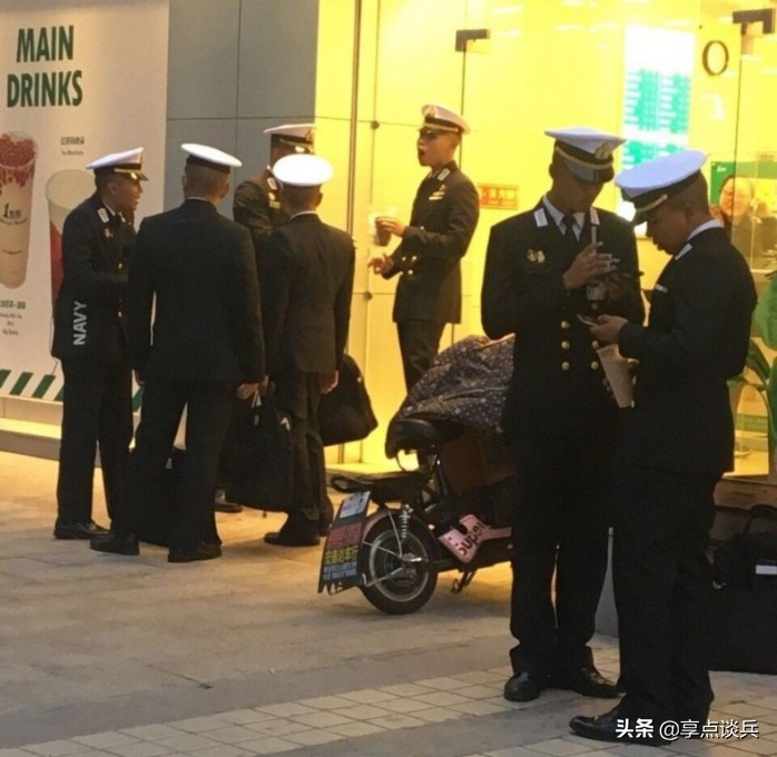 被中国制造征服，外国海军在青岛举动疯狂，恨不得将整个商场搬空