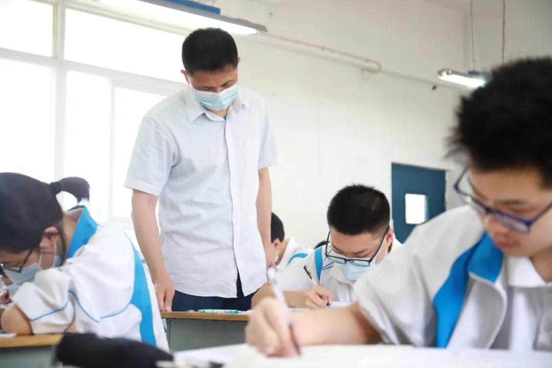 十堰市民感人视频,十堰市东风高中视频