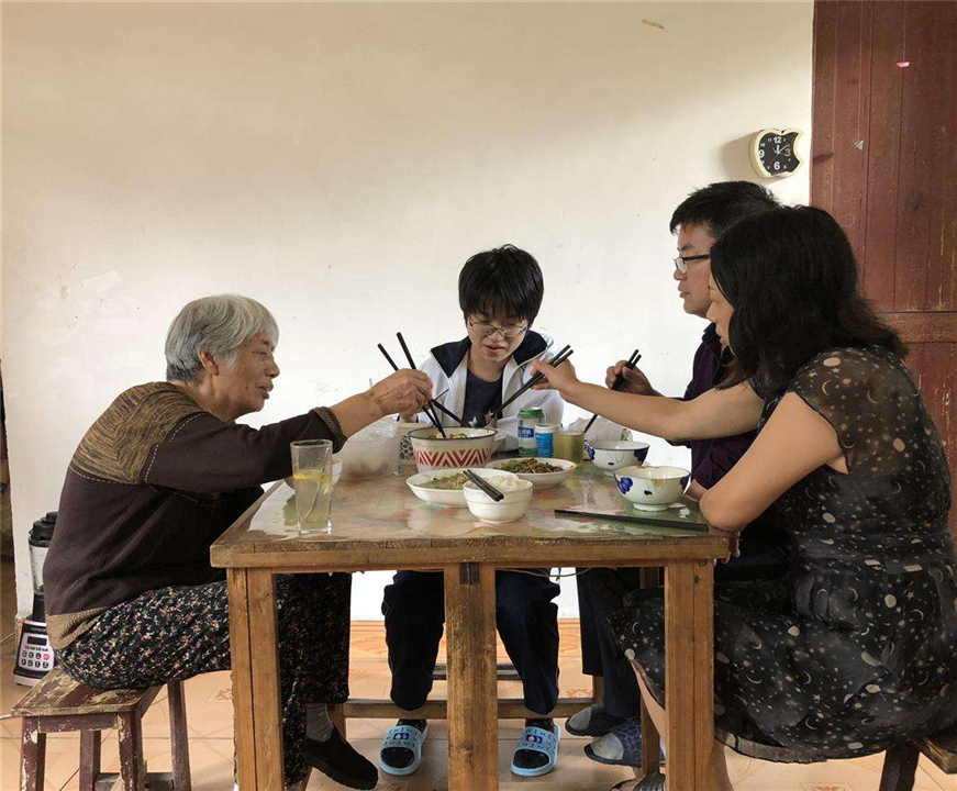 日本脱衣上课红了,男孩女孩都裸上身,网友:不怕早熟