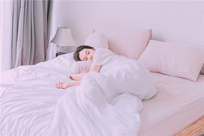 刚换的被子潮潮的怎么办,晒过的被子有异味怎样清除