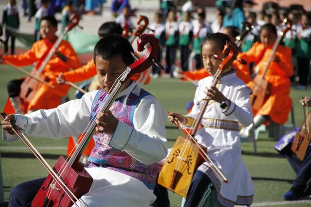 “少年花伞舞，悠扬骏马曲”助威“周末联赛”鄂尔多斯四赛区