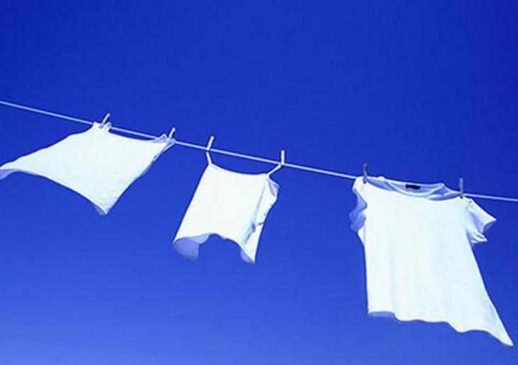 被牛仔裤染色的衣服怎样恢复,衣服染色用什么洗能恢复颜色