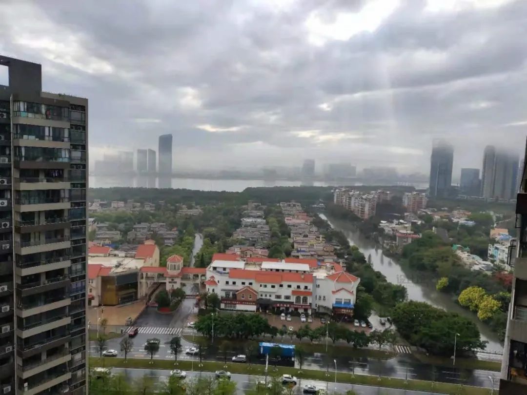 沙发摆在客厅的哪个位置好看,客厅沙发如何摆放显得空间大