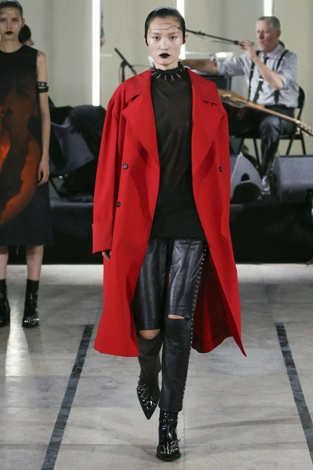 非主流绿皮裤,黑色短皮裤怎么搭配好看