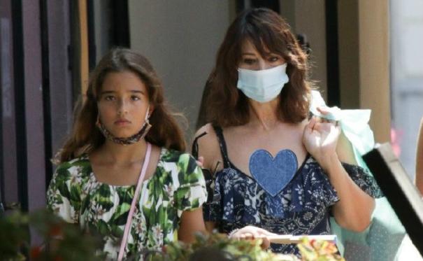 莫妮卡•贝鲁奇穿开叉裙,身材火辣不似55岁,10岁女儿颜值却被嘲