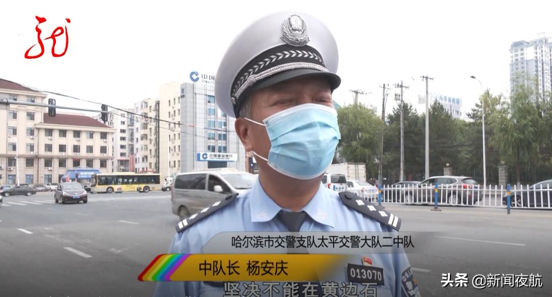 交警治理违停商贩,交警不贴罚单帮商贩摆摊