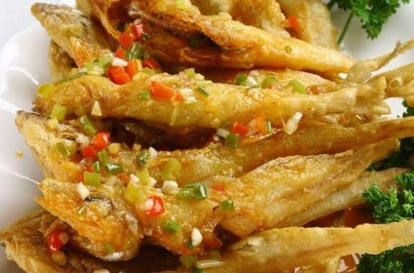 炸小鱼怎样才能炸得又酥又脆,晒干的小鱼怎么炸又酥又脆