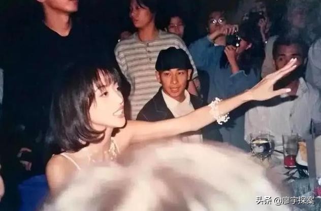 谁是挚爱谁是挚友？看她在生命中的最后一场演唱会唱了谁的歌？