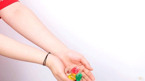 洗衣服把洗衣液倒错槽怎么办,洗衣液直接倒衣服上变色怎么恢复