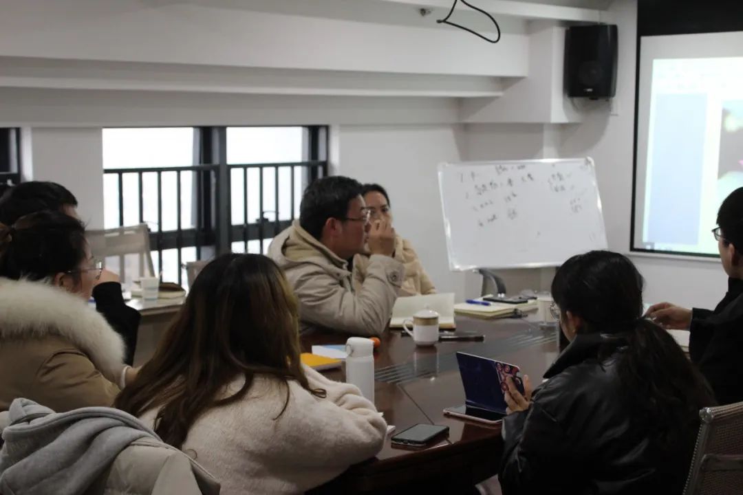 课堂教学+实训验配;欧几里德角膜塑形镜研修初级班顺利结业