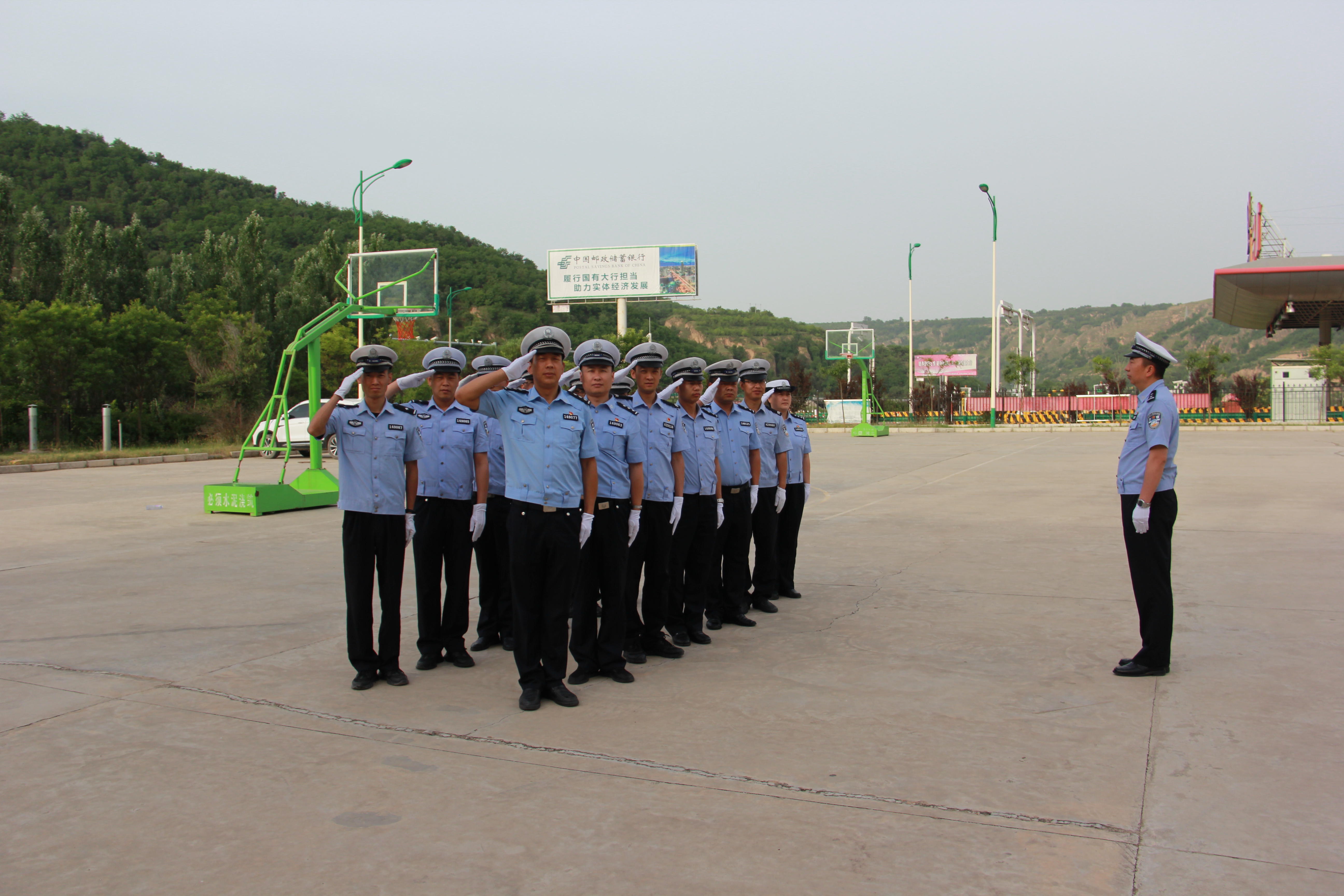 交警组织开展队列暨指挥手势训练,开展交通指挥手势训练的简报