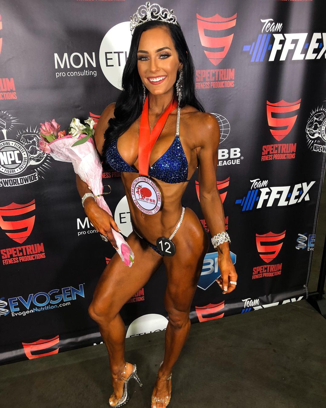 马甲线,前凸后翘,7岁接触健身,大学毕业后获得多次比基尼冠军