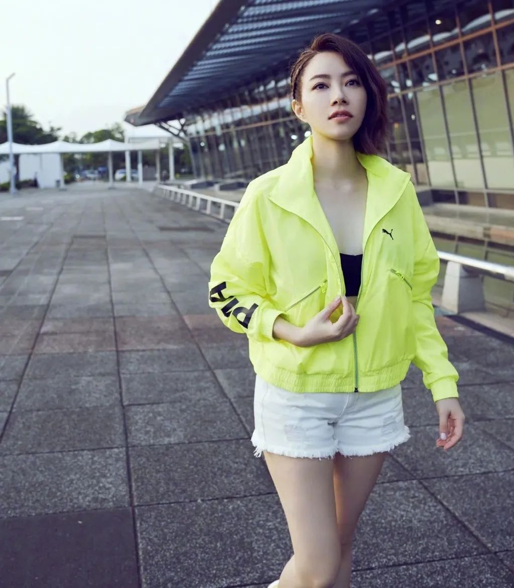 玉女歌手拒绝大佬*规则潜**背上巨额违约金！为还债走穴捞金无人识