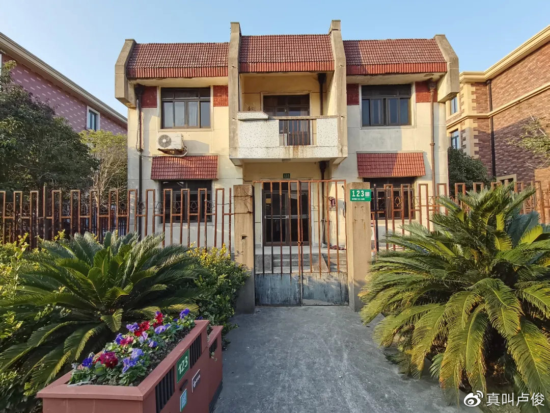 魔都有个村，居然建在高尔夫里