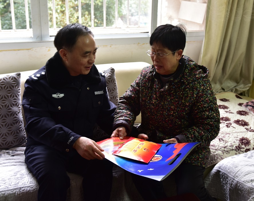 江西省公安厅*党**委委员、副厅长陈光明春节前夕在景德镇市走访慰问