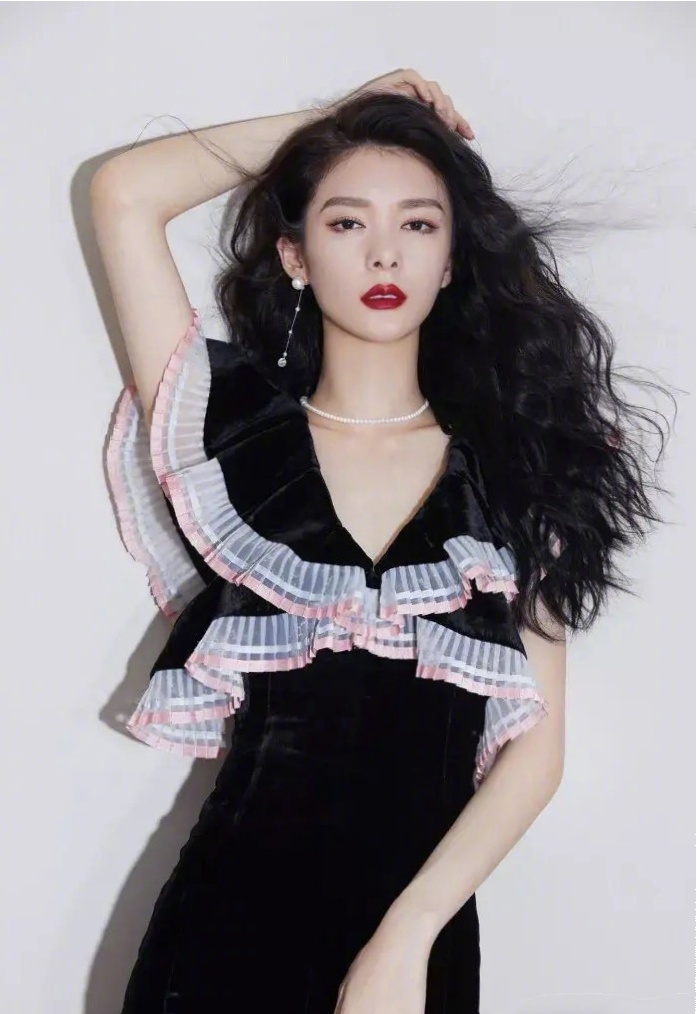 丝绒中长款高级感,今年就穿复古的衣服