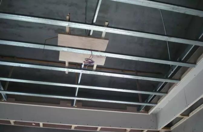 塑扣板吊顶和铝扣板吊顶哪个好,铝扣板吊顶怎么选扣板