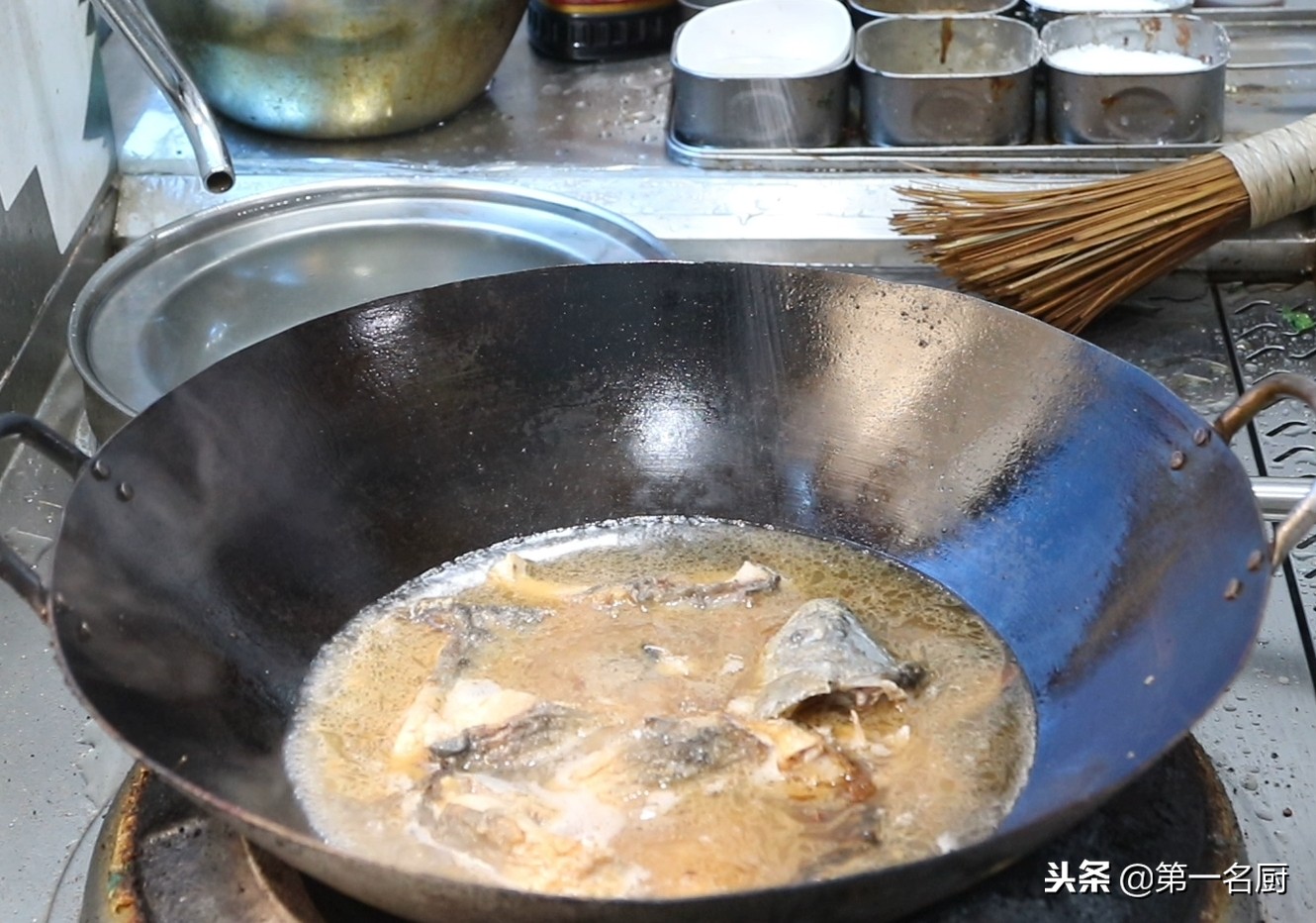 大厨分享煎焖鲤鱼家常做法,不腥不腻,肉质鲜嫩,学会在家轻松做