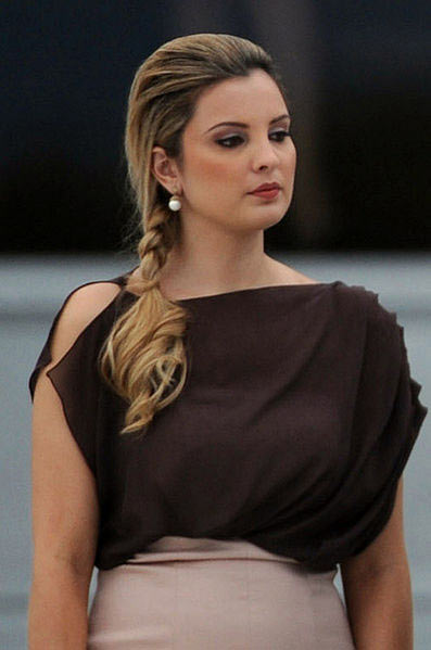 她被称巴西最美第一夫人，选美亚军出身，大胆穿围裹裙秀凹凸身材