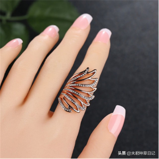 女人40少戴哪三种首饰,女人40岁了还有必要戴环吗