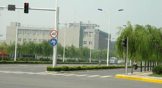 科目三遇到红绿灯左转弯要点刹吗,科目三路考红绿灯停车需拉手刹吗