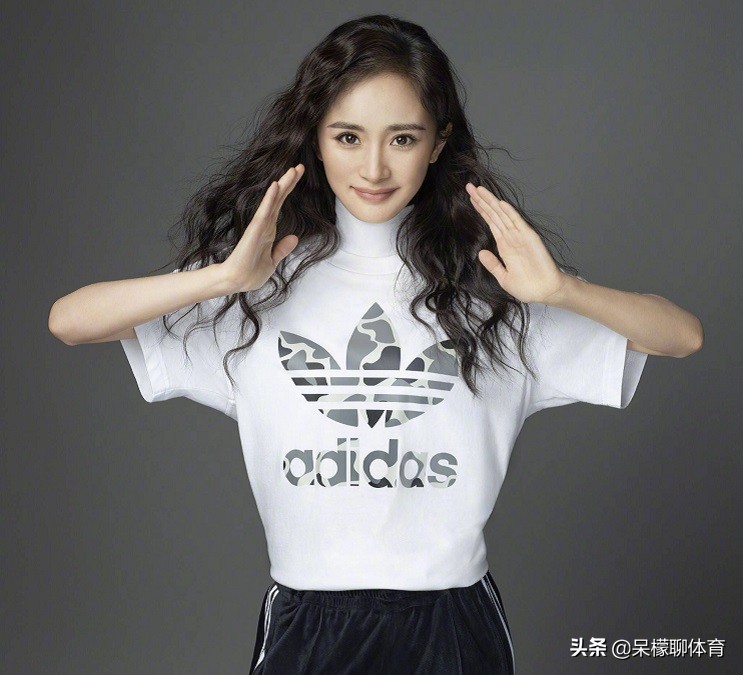 黄圣依关晓彤足球装,明星也喜欢朱婷