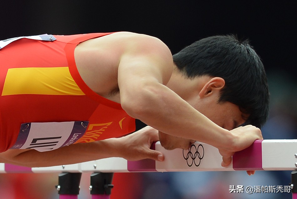 刘翔中国奥运冠军领奖视频,刘翔中国飞人夺冠