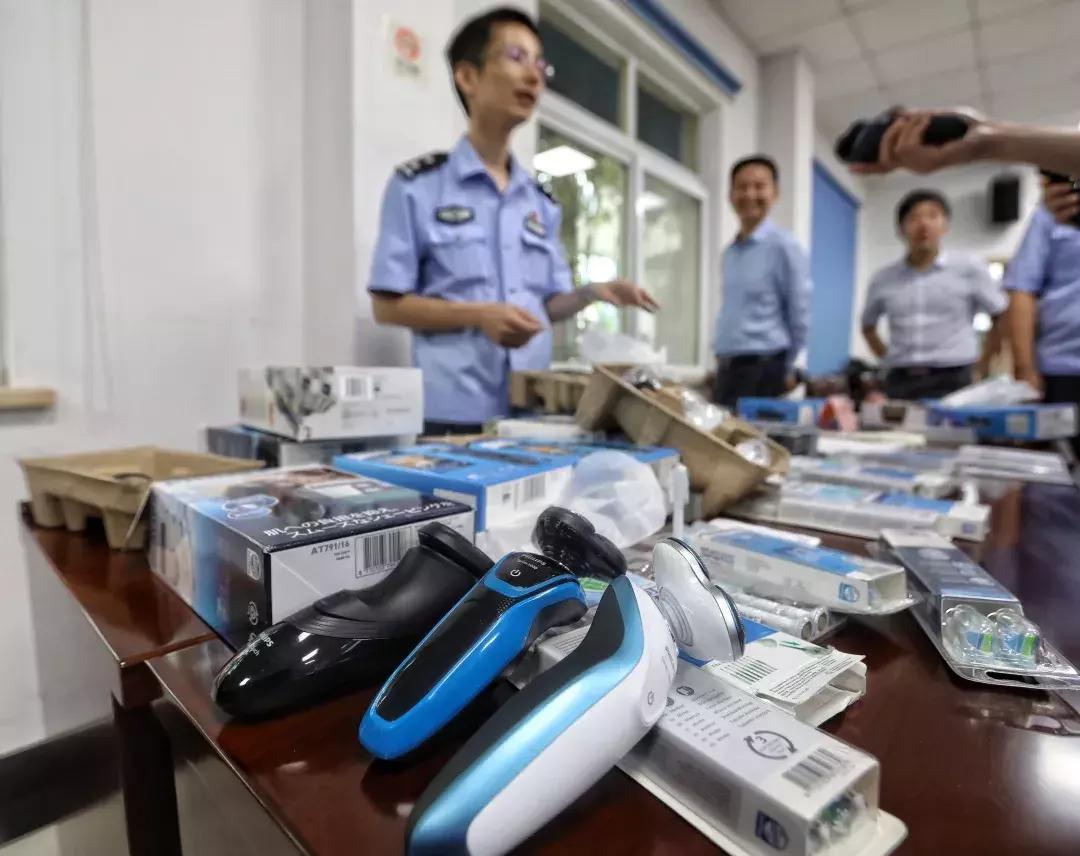 卖给你成本十几块的假飞利浦剃须刀后，他们住进了1000万的别墅