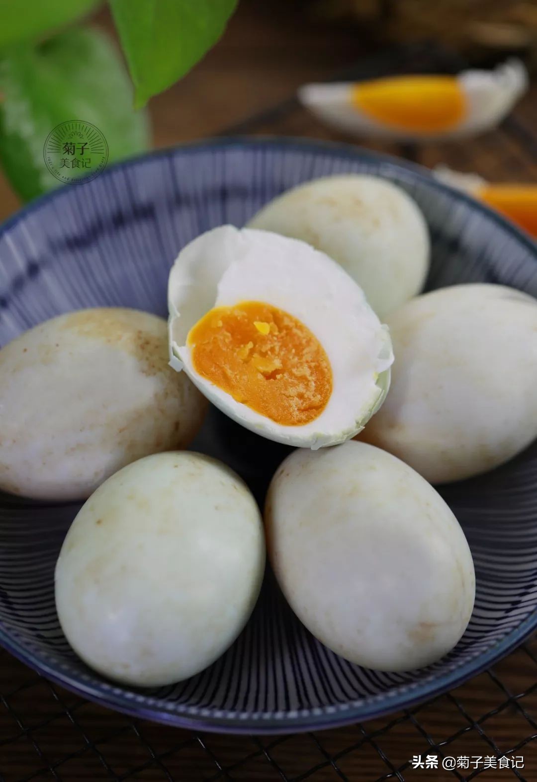 家庭版腌制咸鸭蛋的做法,家庭咸鸭蛋好吃的腌制方法