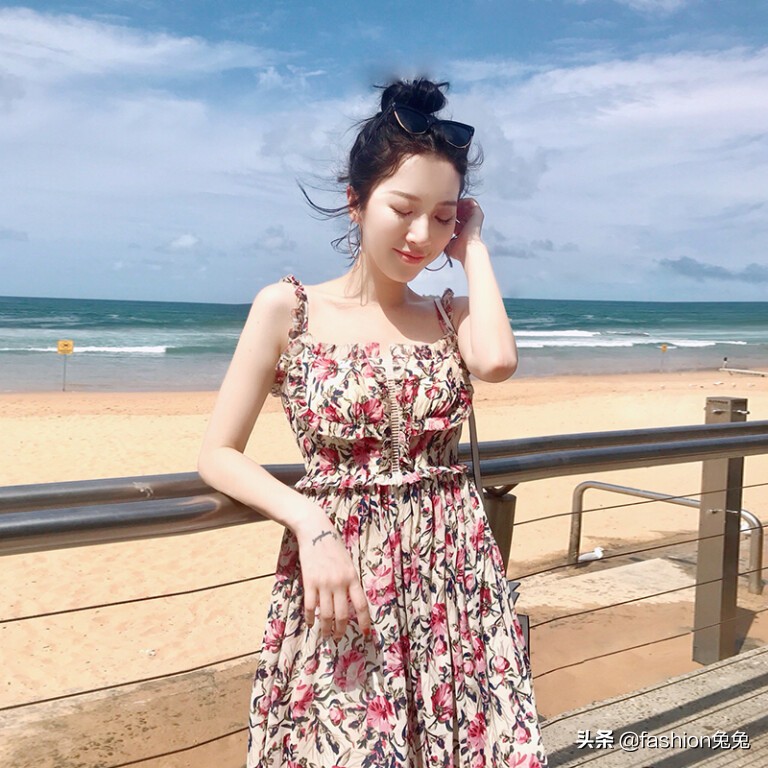 气质连体裤洋气减龄女人味十足,女人味十足的亮面连体裤搭配