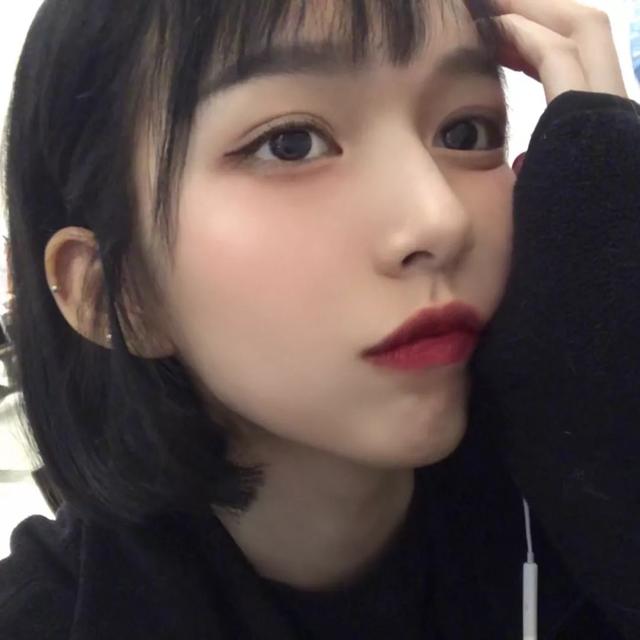 圆脸大饼脸方圆脸适合整什么刘海,圆脸女生适合发型蓬松自然显脸小