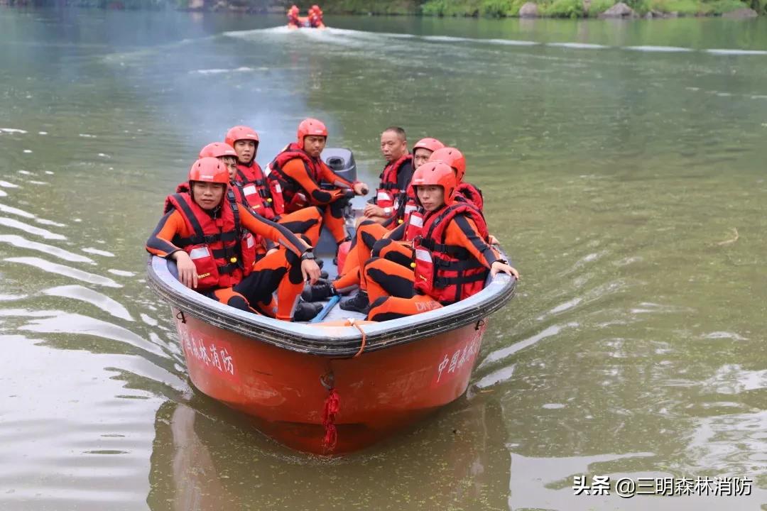 看蓝朋友如何燃爆绳索训练场,冲锋舟带有驾驶室驾驶技巧