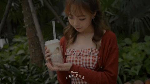 网红饮料喝起来,中药奶茶网红饮品