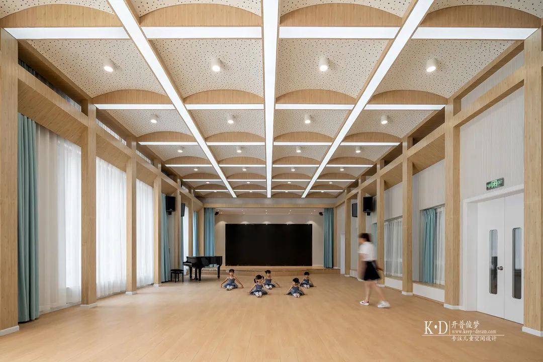 泉州金碧辉煌的幼儿园,泉州幼儿园空间设计效果图