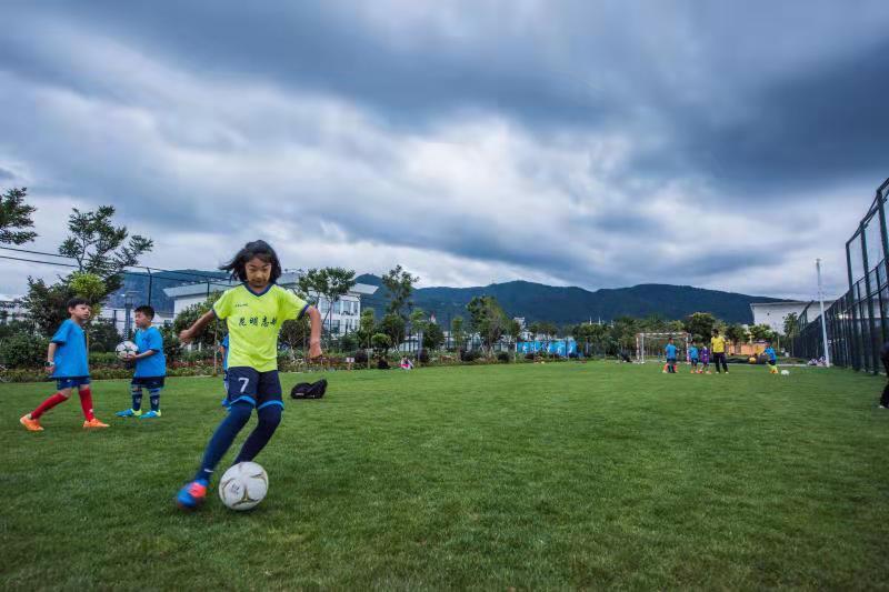 学习踢足球是终身受益的事这难道不是给孩子最好的礼物吗?