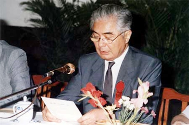 荣毅仁追悼会：规格等同国葬，千人悼念，学生崇拜特意请假来送行