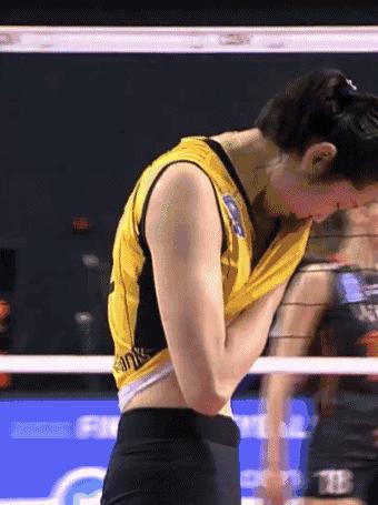 秀腹肌女足,女足名将滕巍露腹肌