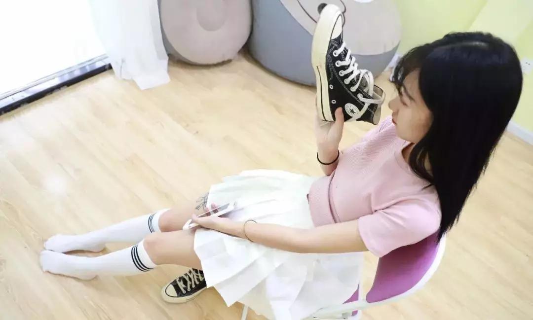 白色板鞋配什么颜色袜子,红色足球袜搭配鞋